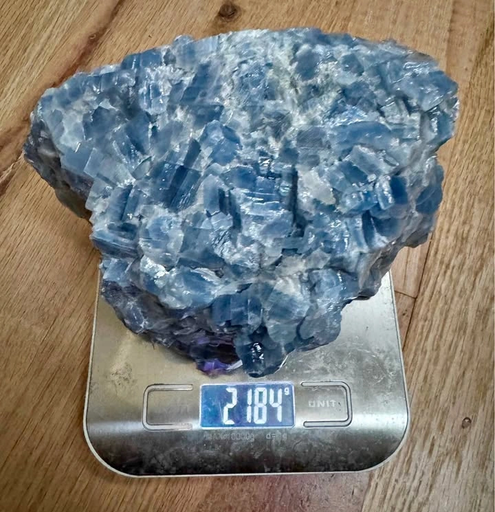 One blue mineral specimen on a weighing scale in the seller photograph; identity and exact received-piece match remain unverified.