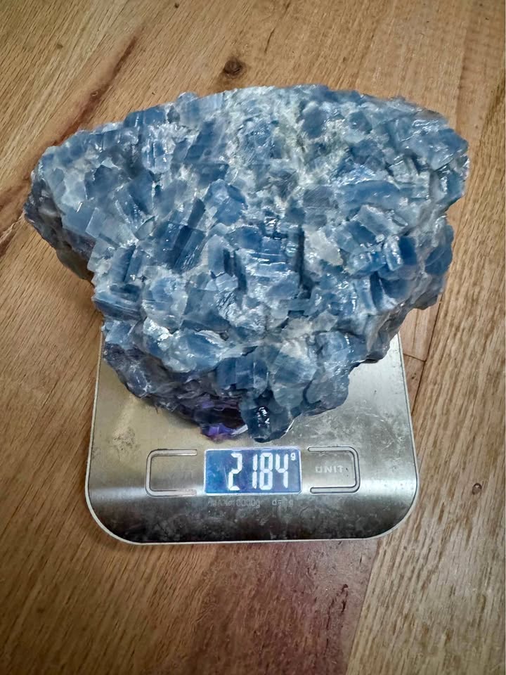 One blue mineral specimen on a weighing scale in the seller photograph; identity and exact received-piece match remain unverified.